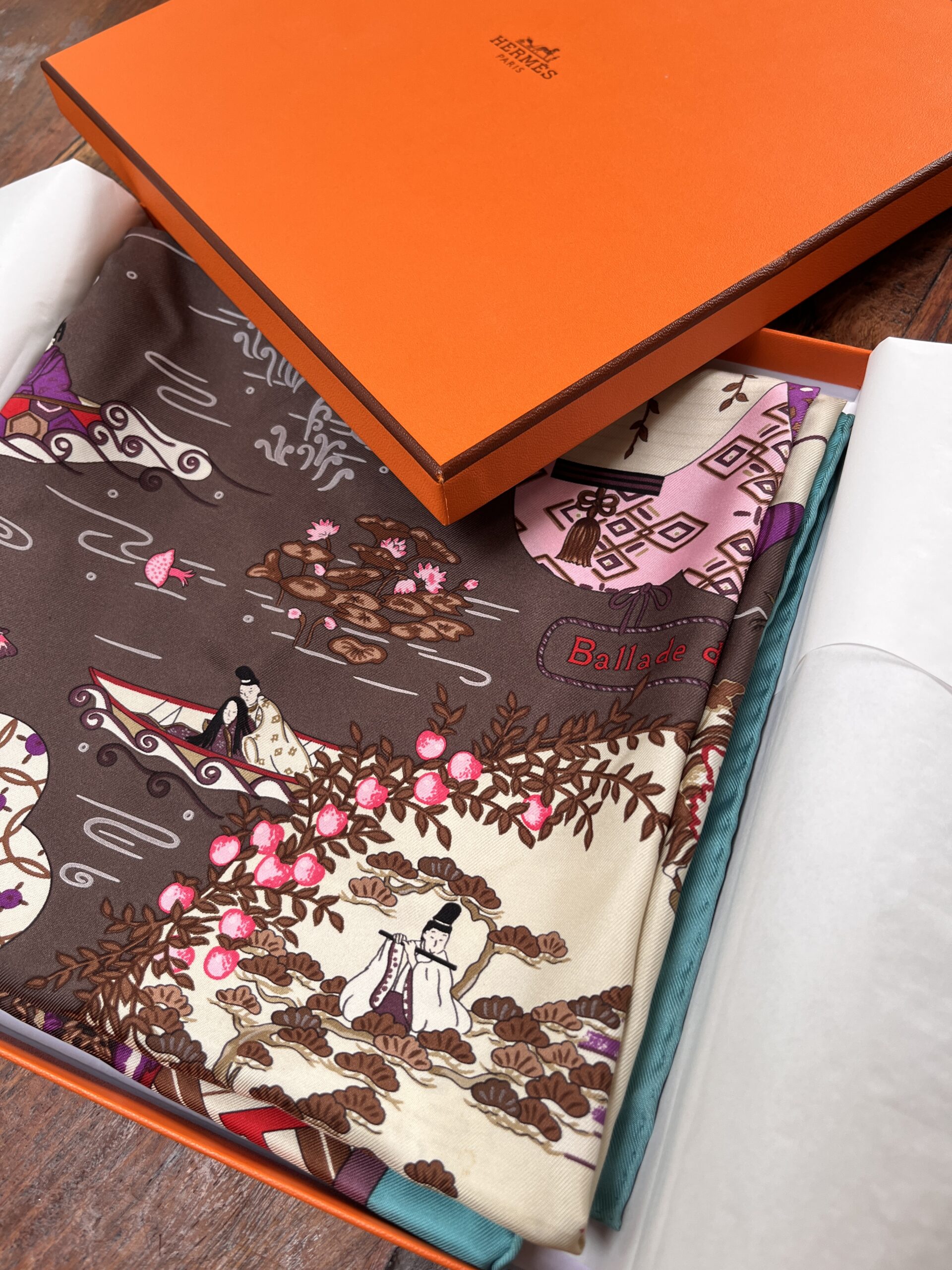 Carré Hermès 'Balade De Heian' - Soie, Motif Geisha, Couleur Rose, Occasion