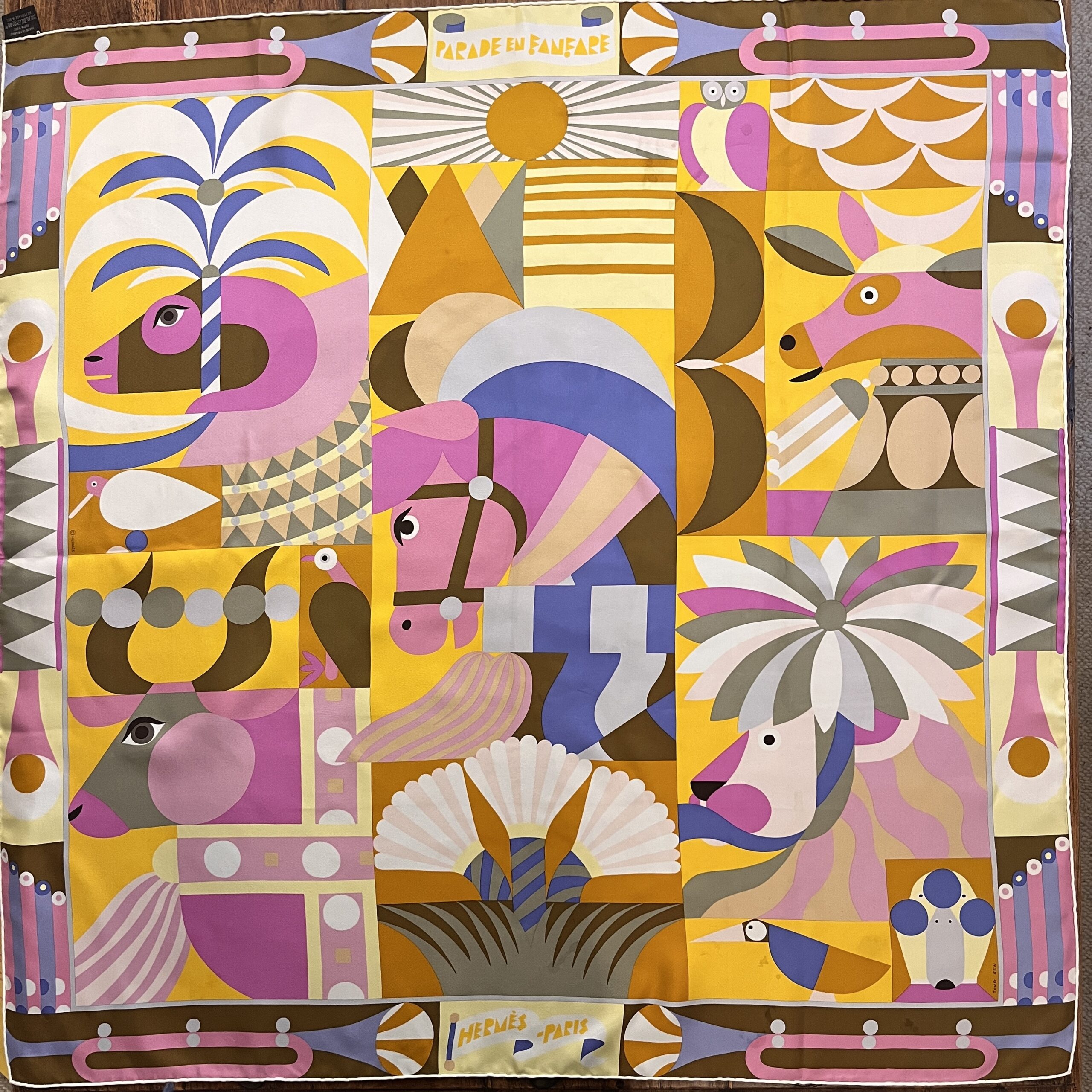 Hermes Scarf Parade en Fanfare – Joyous!